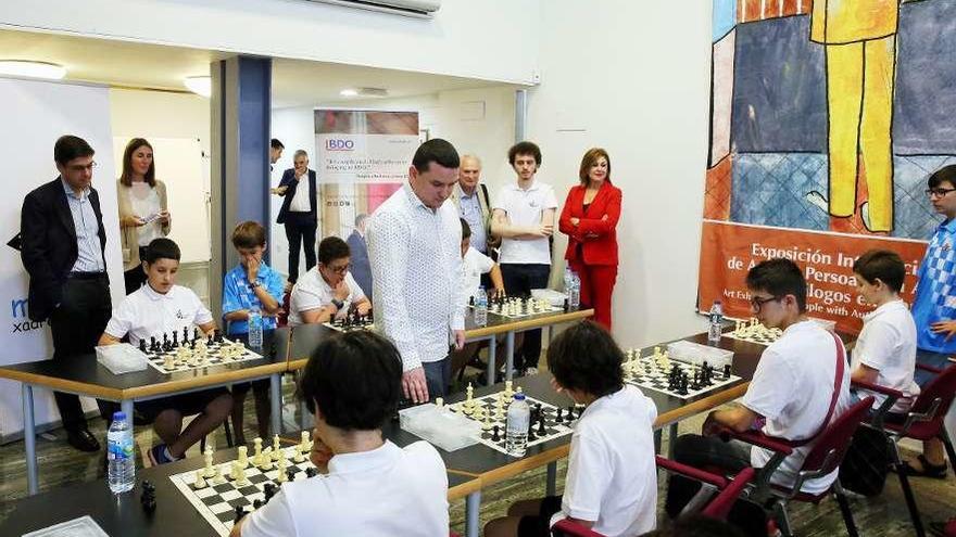 David Lariño, durante las partidas rápidas que ayer disputó en el Torneo Fundación Menela. // Marta G. Brea