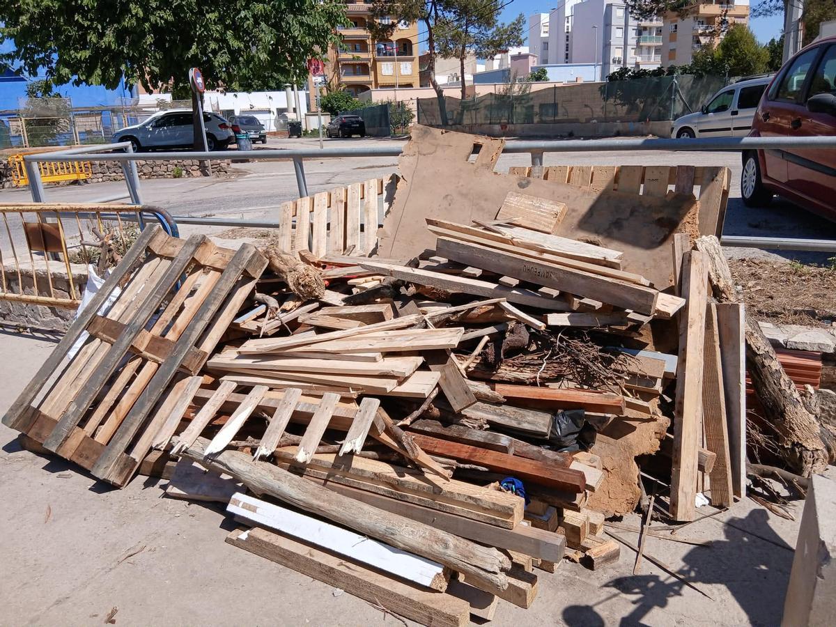 Palés y maderas recogidas tras abandonarlas anoche en un parking y en la zona del pantalán.