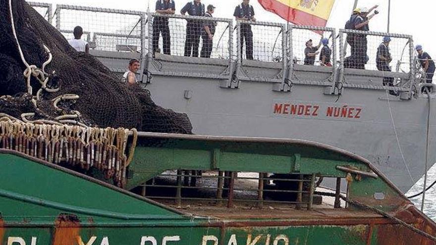 El &quot;Playa de Bakio&quot;, secuestrado en abril de 2009 en Somalia, junto a la fragata Méndez Núñez.