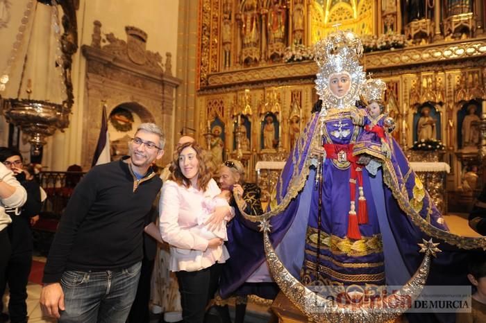 Los niños pasan por el manto de la Fuensanta