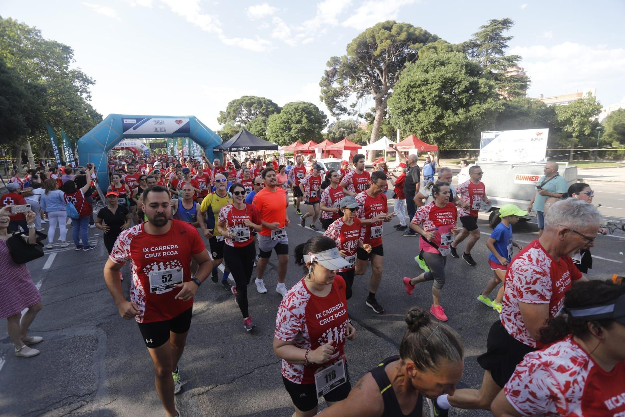 Miles de corredores en IX Carrera de Cruz Roja en València