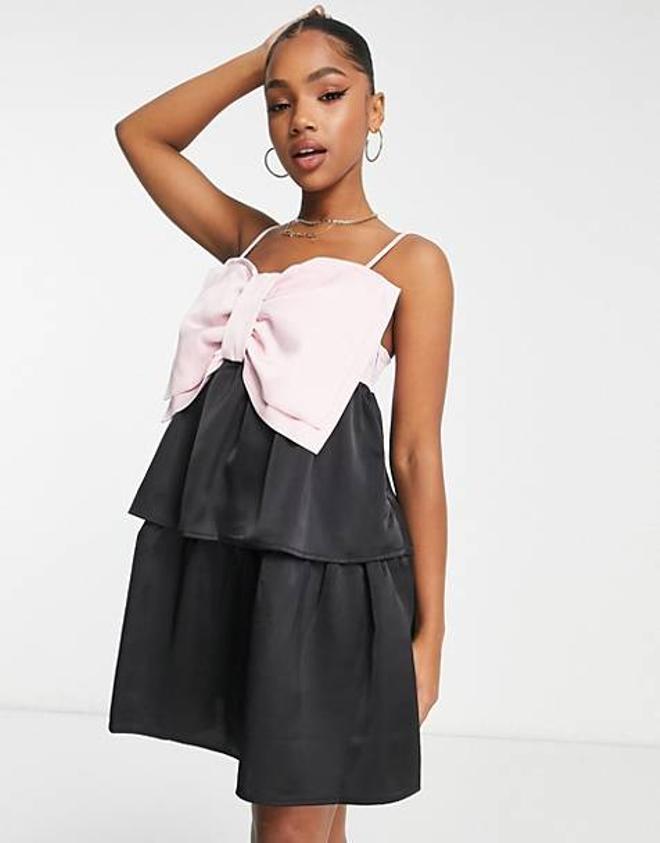 Vestido corto negro y rosa escalonado extragrande con detalle de lazo premium de Pieces