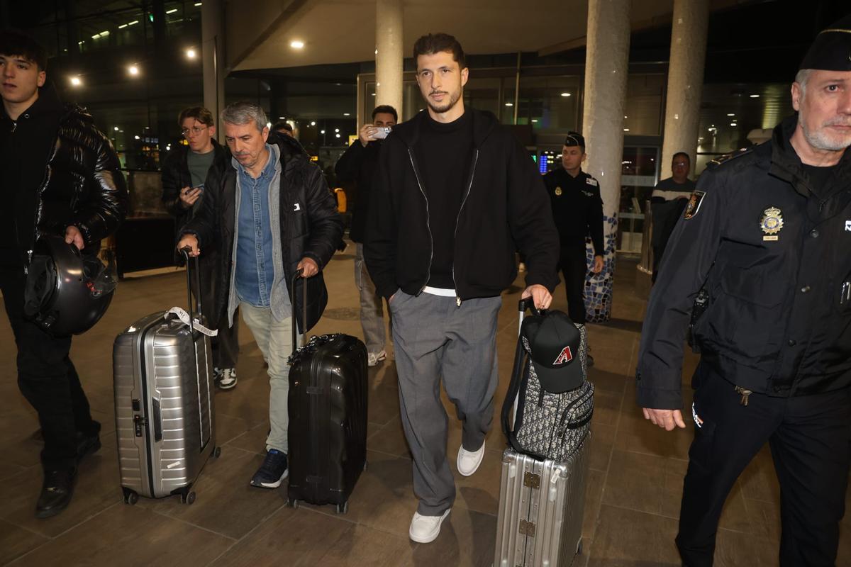 El centrocampista argentino Guido Rodríguez a su llegada a València