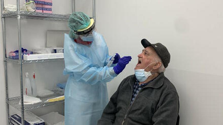 Una persona fent una prova PCR a un pacient a l&#039;espai hospitalari polivalent de l&#039;Arnau de Vilanova de Lleida