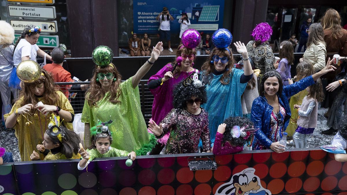 Mascaritas en un vehículo de Carrozas Mambo durante la Cabalgata Infantil del Carnaval de Las Palmas de Gran Canaria 2023.