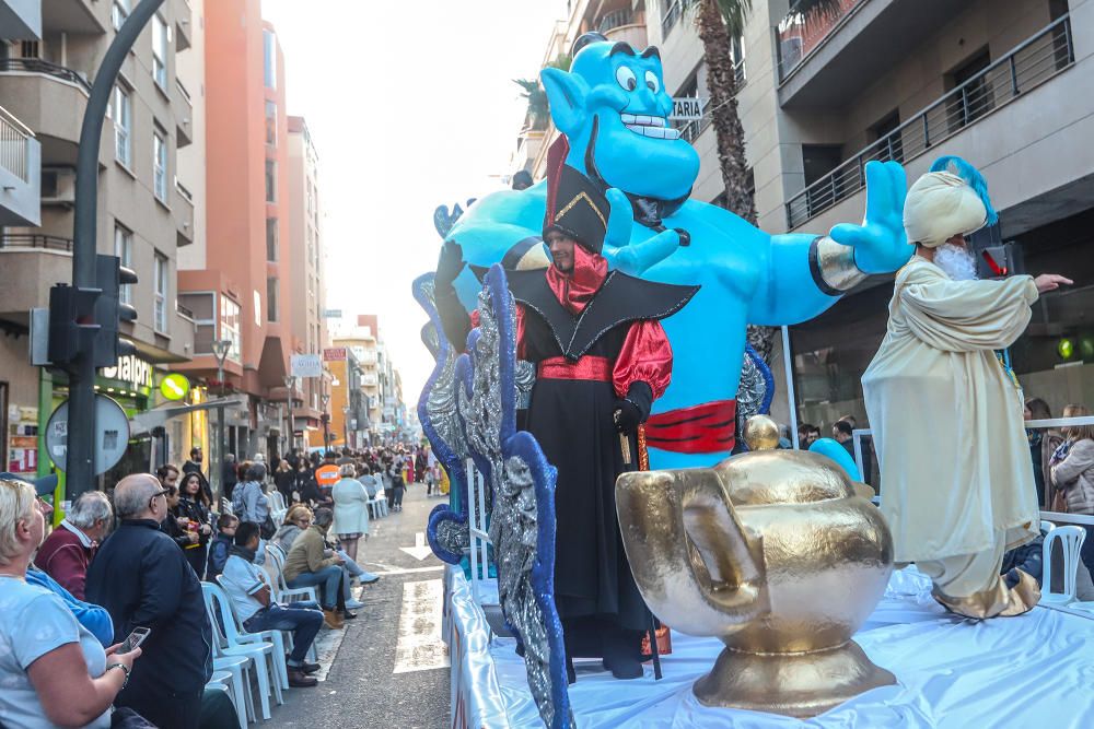 El Desfile Infantil recorrió la calle Ramón Gallud, en el centro de Torrevieja, en uno de los actos más populares de las fiestas patronales en honor a la Purísima