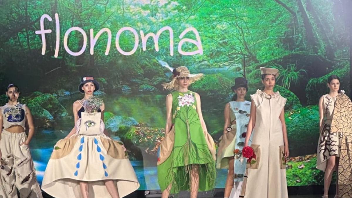 Varias modelos de Flonoma pasean por la pasarela del Palacio de Congresos