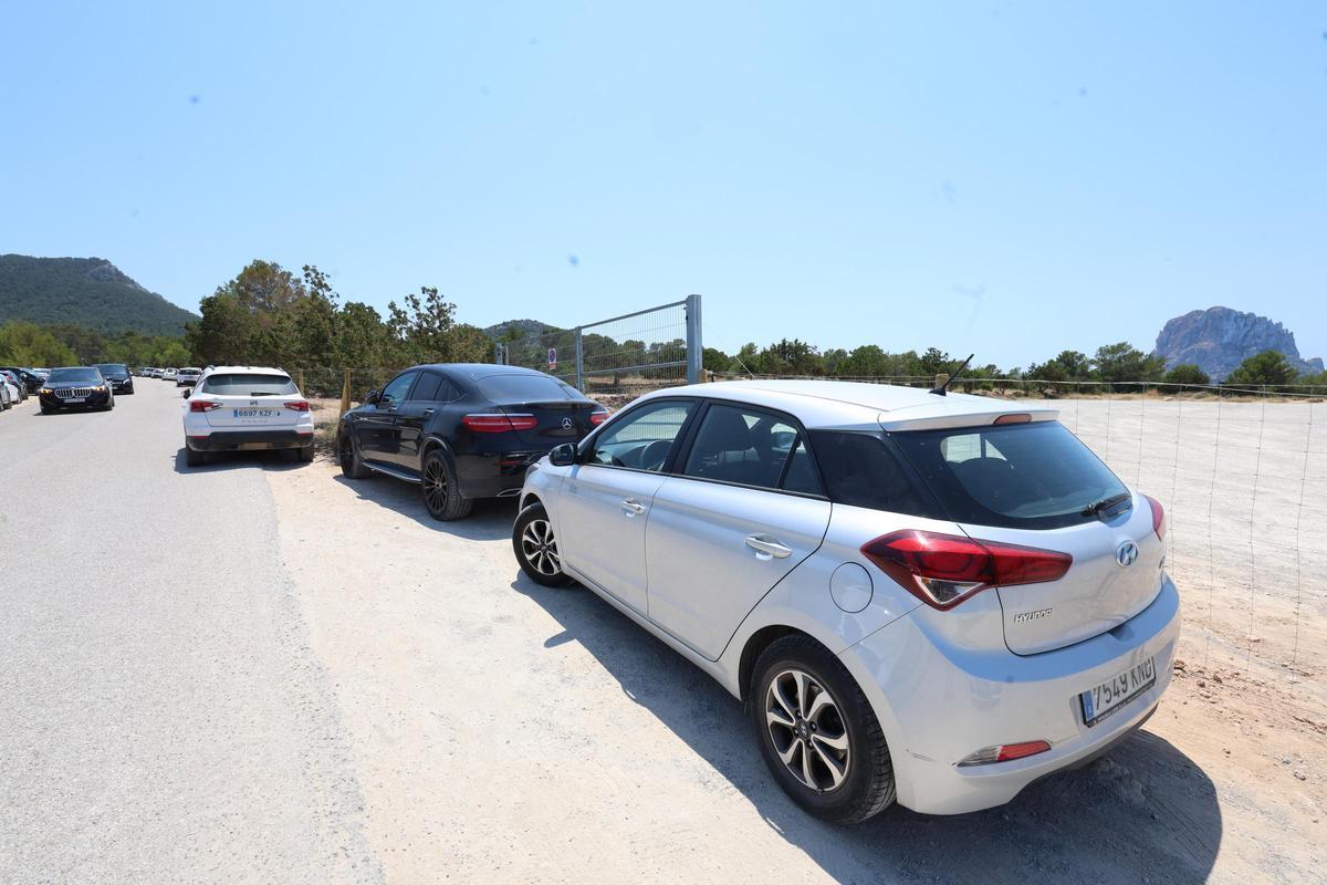 Crónica de un domingo en cala d'Hort con el aparcamiento cerrado.