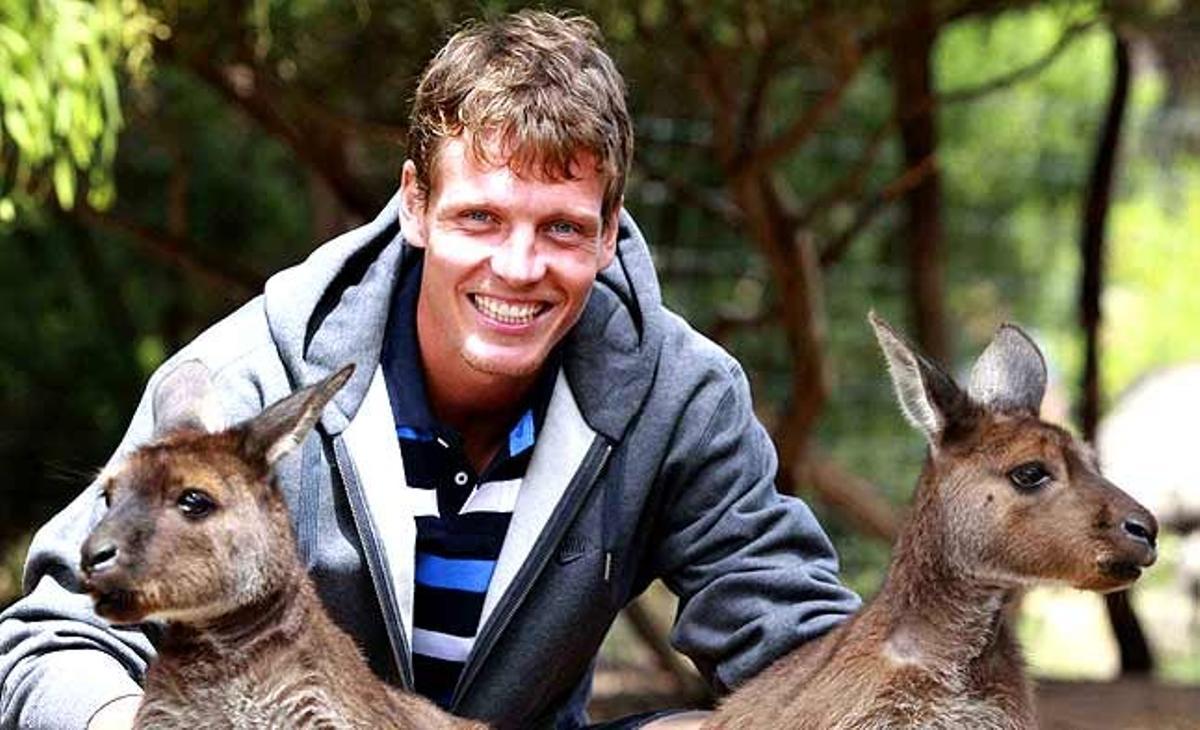 El tennista Tomas Berdych, de la República Txeca, amb dos cangurs al zoològic de Melbourne (Austràlia).