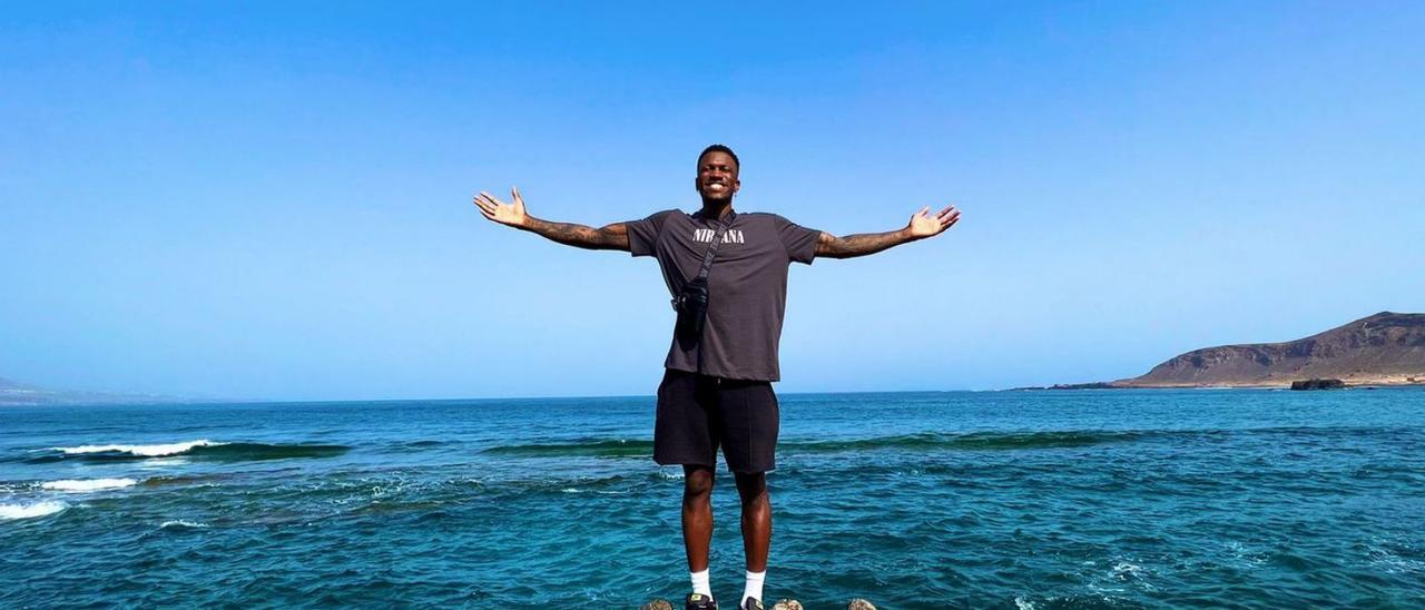 Dylan Ennis posa con la playa de Las Canteras a su espalda; el jugador es asiduo al enclave capitalino con su familia. | | TWITTER