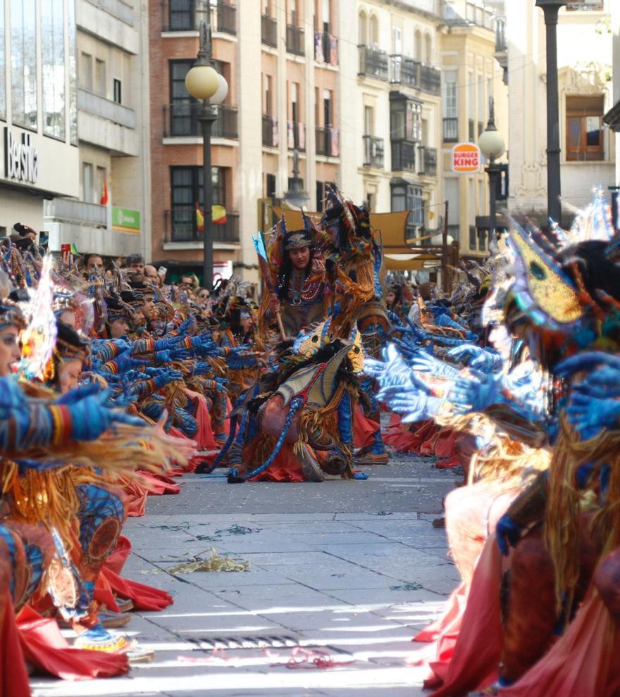 Un gran desfile por el centro de Córdoba dice adiós a un febrero de alegría y carnaval