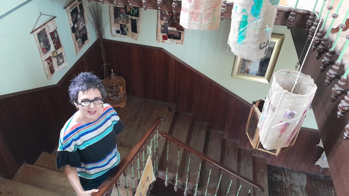 Manuela Busto en la escalera de la biblioteca.