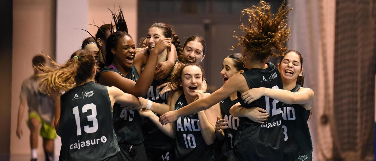 El equipo cadete femenino celebra la medalla de bronce.