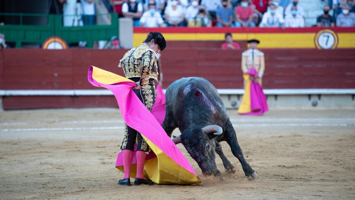 Daniel Luque incluso aprovechó las opciones que dejó algún toro de Adolfo para lucirse con el capote en las manos.