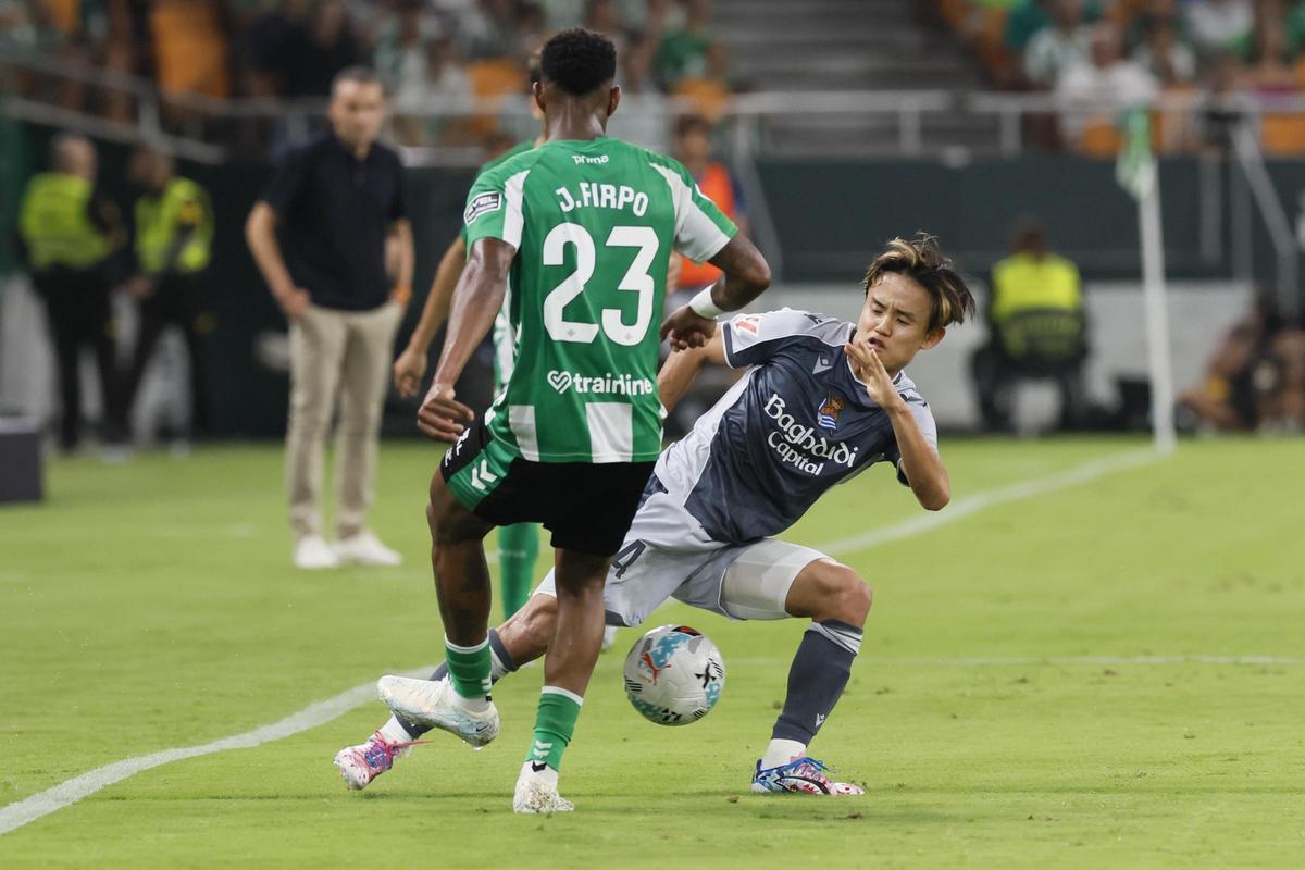 SEVILLA, 19/09/2025.- El defensa del Betis JÃºnior Firpo (i) lucha con el japonÃ©s Takefusa Kubo, de la Real Sociedad, durante el partido de la jornada 5 de LaLiga EA Sports entre el Real Betis y la Real Sociedad, este viernes en el estadio de La Cartuja, en Sevilla. EFE/ JosÃ© Manuel Vidal