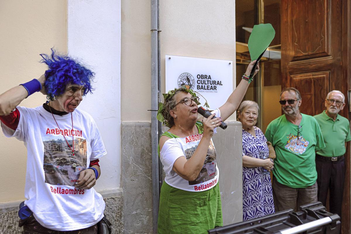 Vecinos de la Calatrava y Canamunt, muchos vestidos de verde y con ramas de árboles, se unen durante sus cercavilas para homenajear a los bellasombras talados en la plaza Llorenç Villalonga.