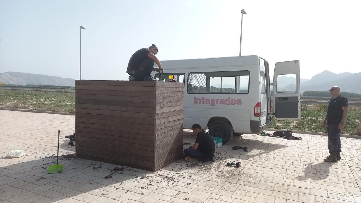 Los trabajos de montaje de la escultura en la estación del AVE de Villena.