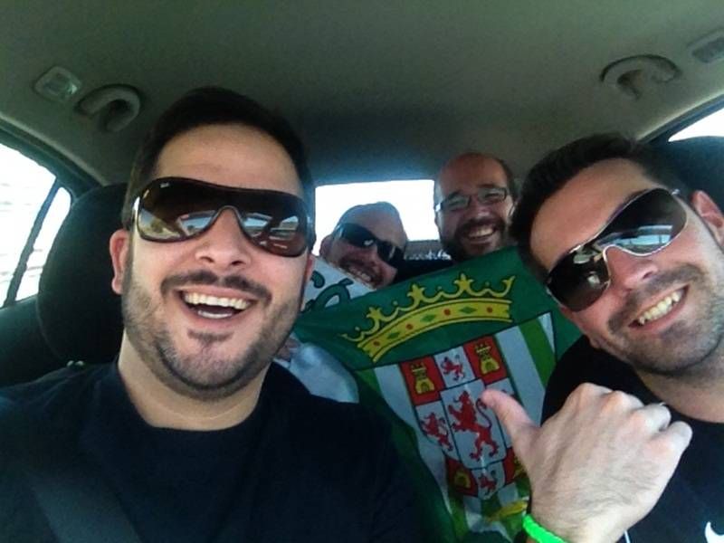 Los aficionados animan al Córdoba CF con sus selfies