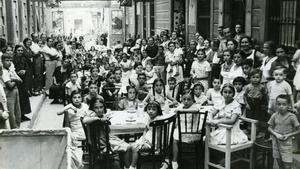 Merienda infantil en las fiestas de Gràcia de 1935 (Pérez de Rozas, AFB)