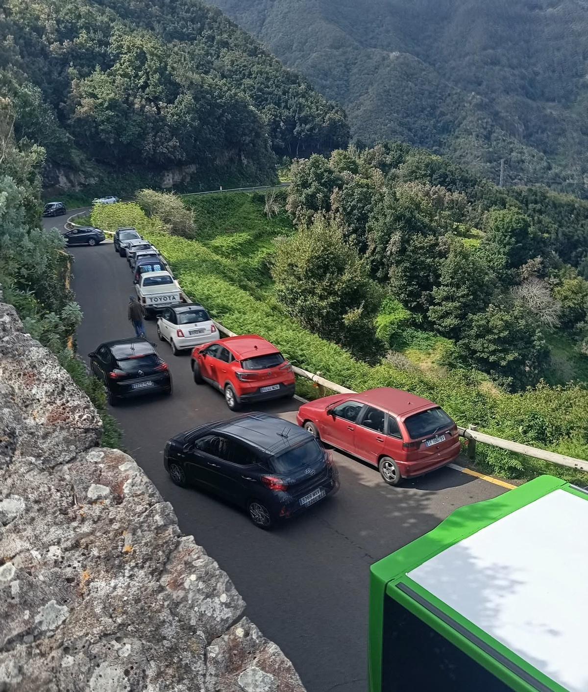 Caos en la carretera de Anaga, pese al mal tiempo por la borrasca Therese