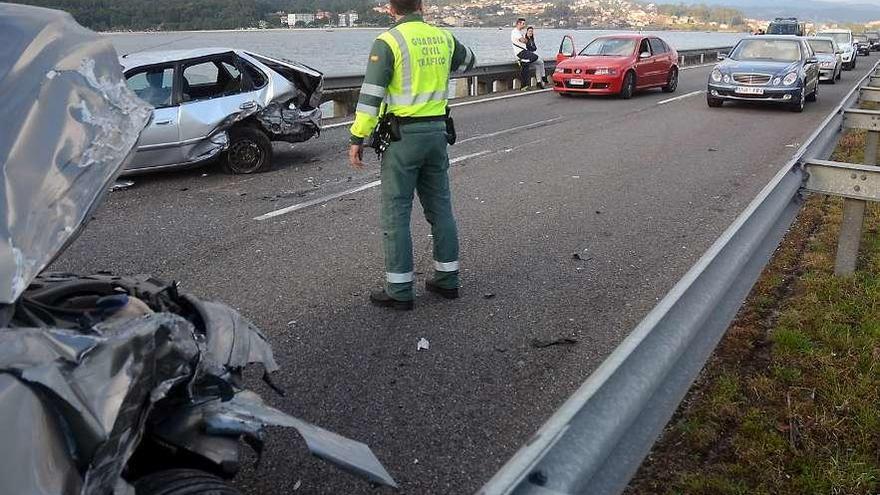 Accidente entre dos vehículos en una carretera gallega.