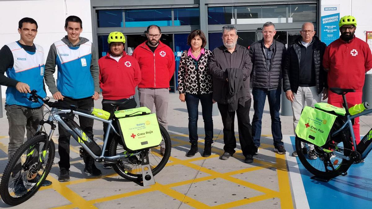 El Rotary Club de Manresa Bages dona dues bicicletes elèctriques a Creu Roja Manresa | ARXIU PARTICULAR