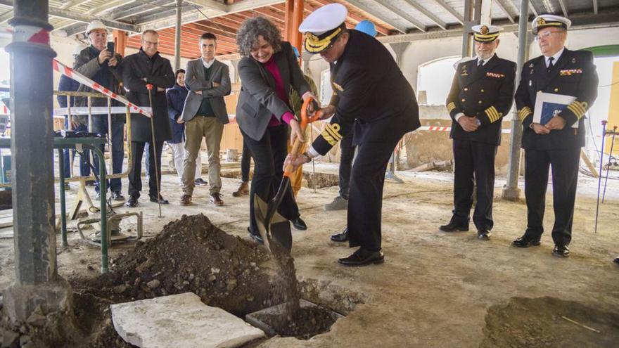 La rectora y el almirante entierran la primera piedra, ayer. | IVÁN URQUÍZAR