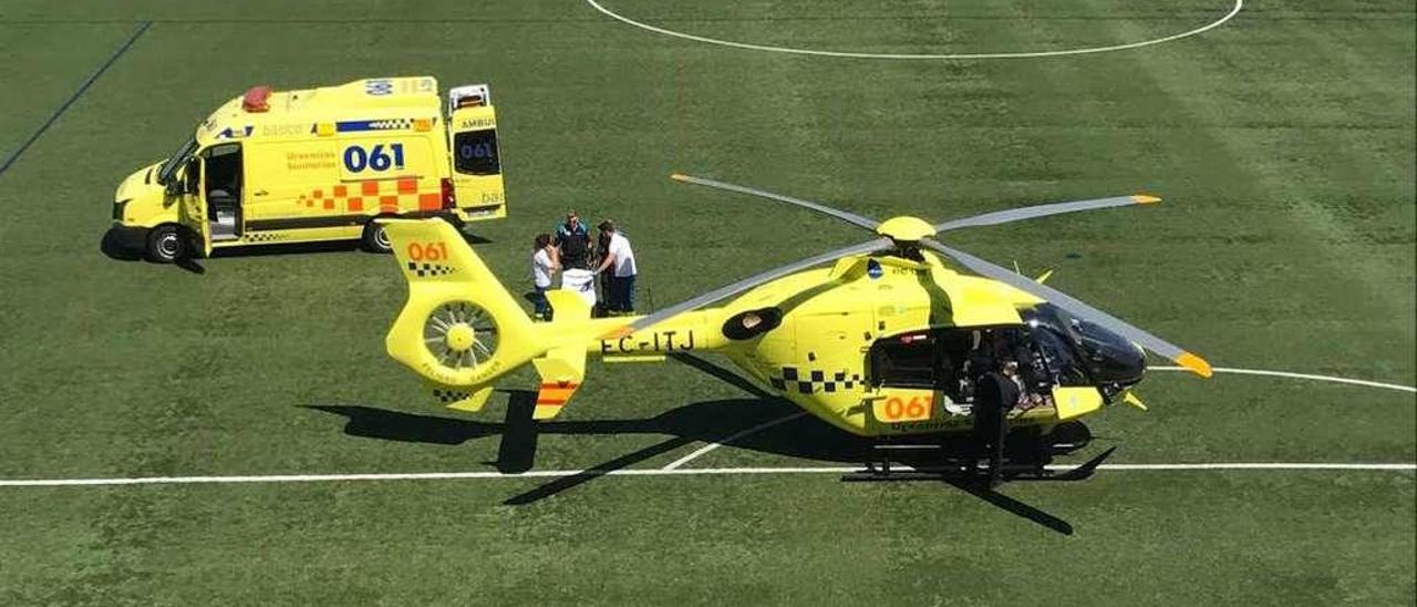 El helicóptero del 061 aterrizó de emergencia en el campo de fútbol Monte da Vila. // Muñíz