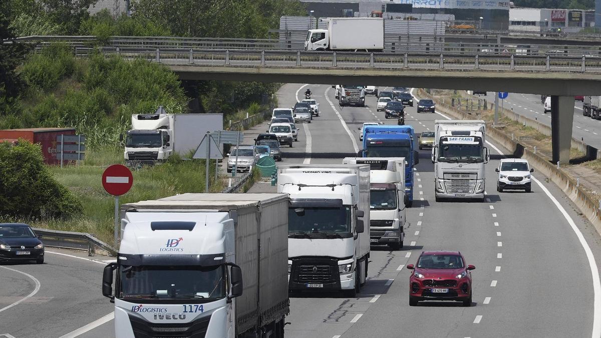 Camions circulant aquesta setmana per l'AP-7 al seu pas per Vilablareix.