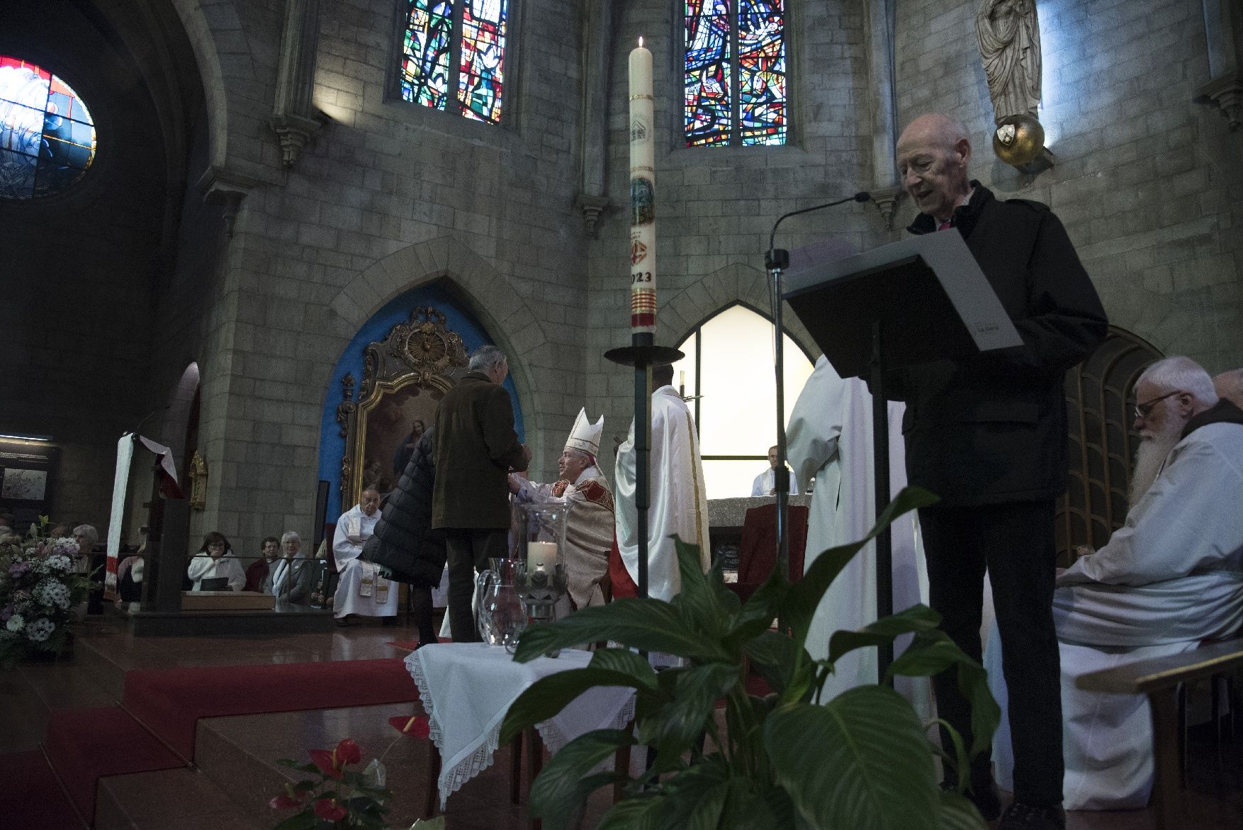 El bisbe defensa els oficis tradicionals a la missa de la Llum que ha omplert el Carme