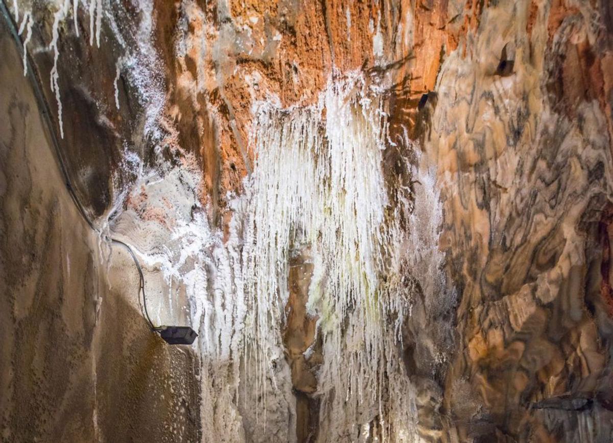 6 Els plecs de les capes que formen la sal i l’argila de les parets i el sostre de l’interior de la muntanya, recorden pintures murals. F  | OSCAR BAYONA