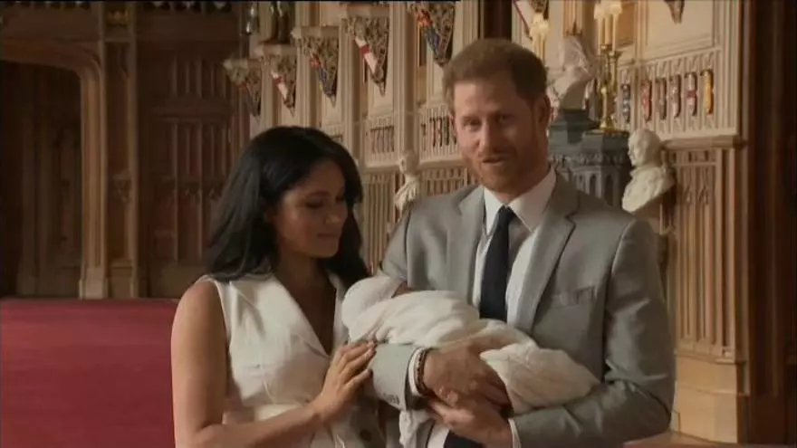 Meghan Markle y el príncipe Harry presentan a su bebé