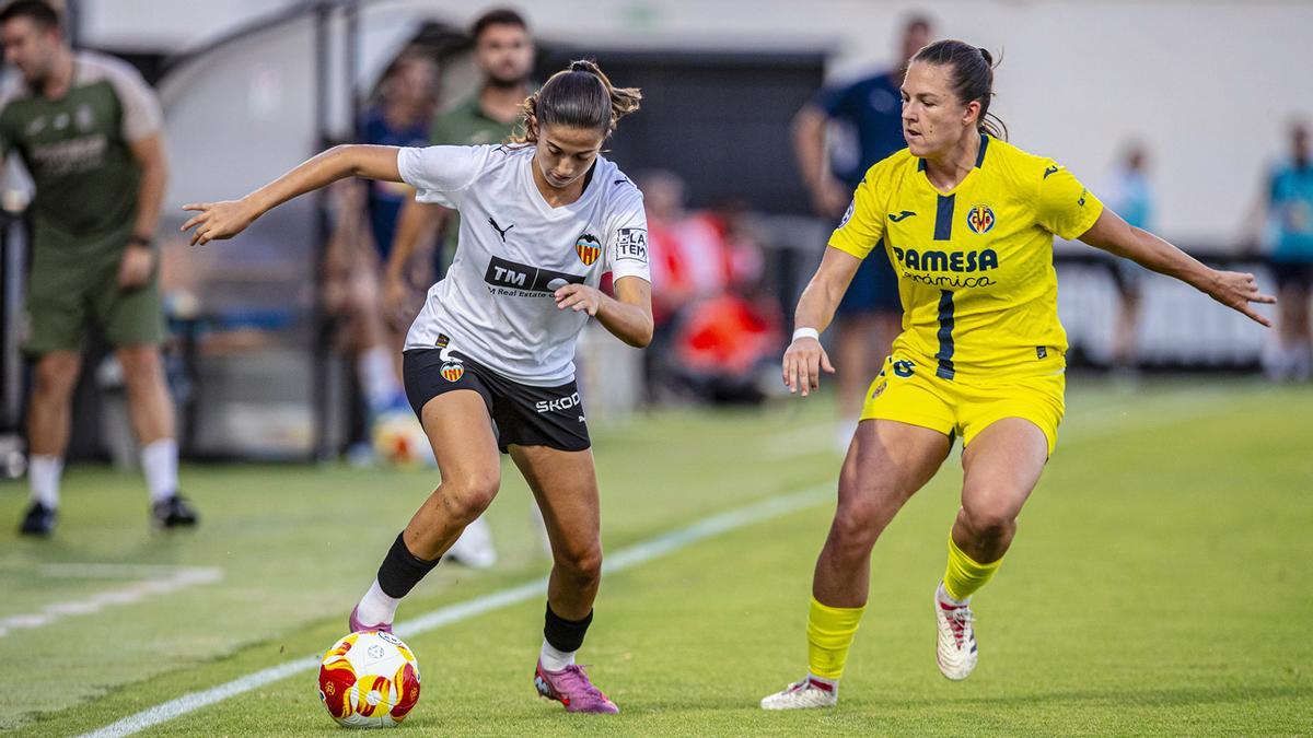 La jugadoras disputando el balón