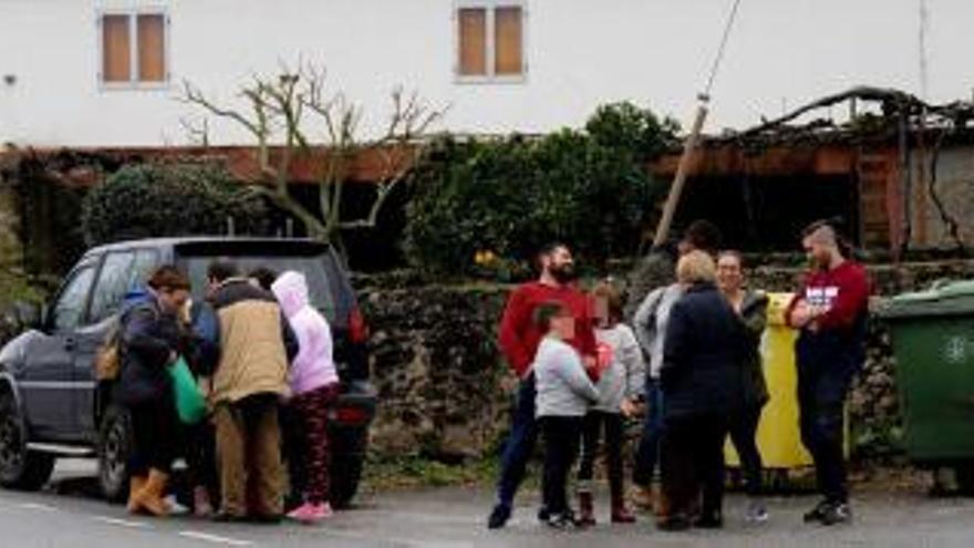 Arriba, vecinos de Outeiro donde viven los detenidos. A la izquierda, la parte trasera de la casa de &quot;El Chicle&quot;. // Iñaki Abella