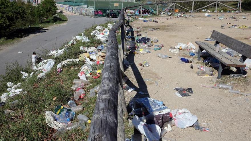 El botellón convierte en estercolero el parque forestal de Beade