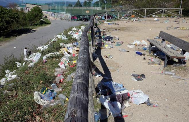 El botellón convierte en estercolero el parque forestal de Beade