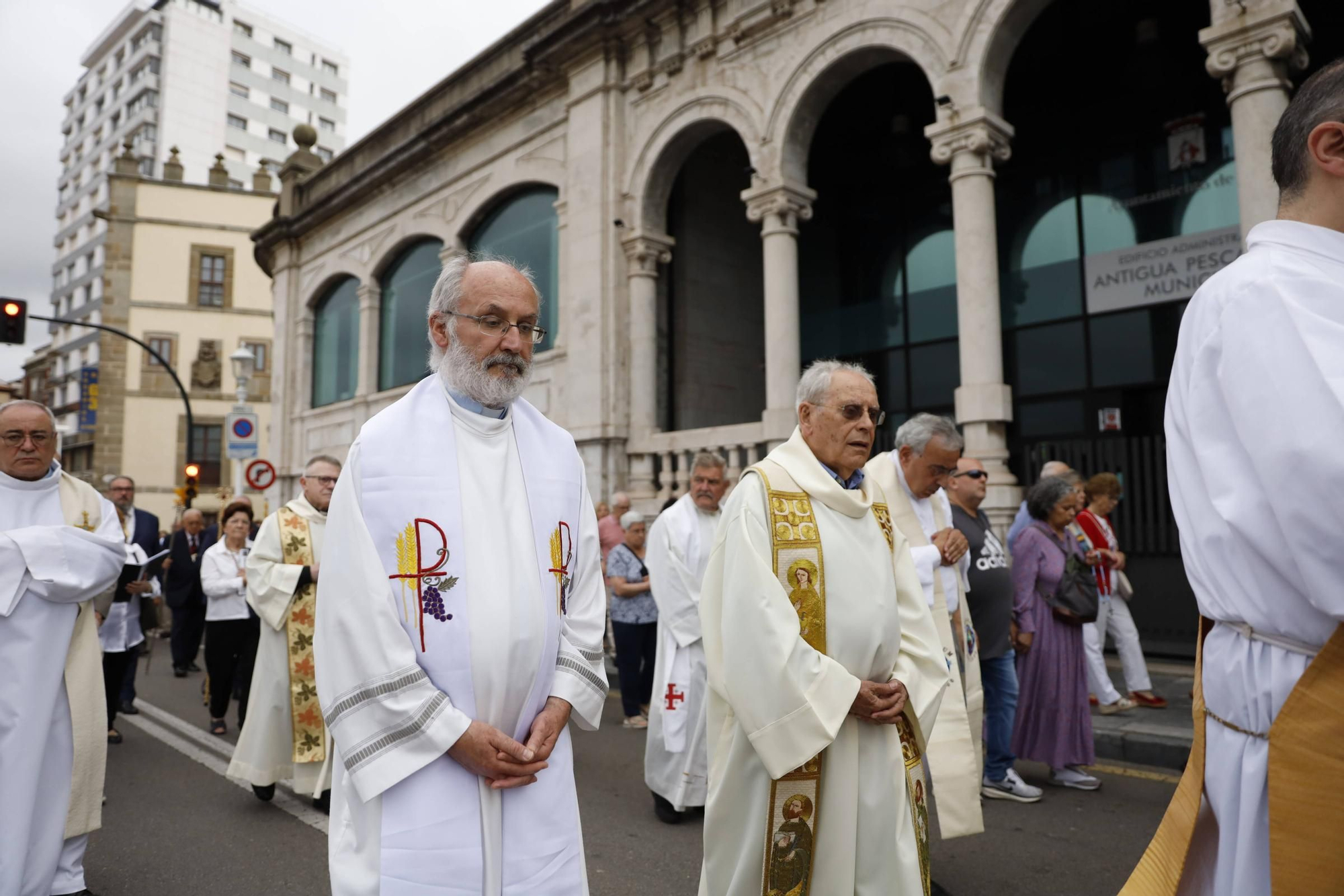 Pétalos, incienso, niños... así fue la procesión del Corpus Christi en Gijón (en imágenes)