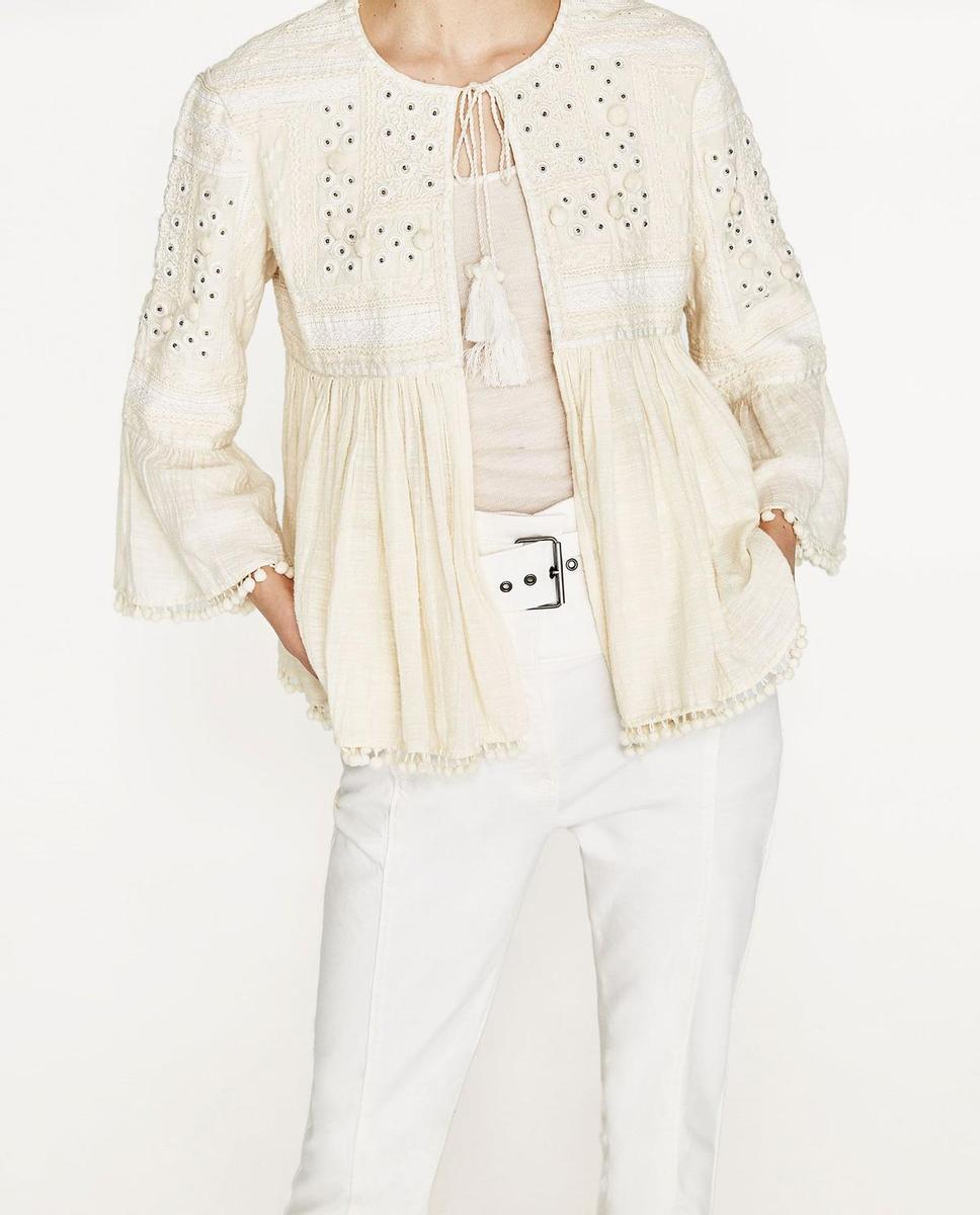 Zara apuesta por los looks blancos: chaleco: chaqueta