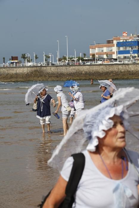 Mujeres de La Corredoria (Oviedo) que acuden a bañarse a la playa de San Lorenzo