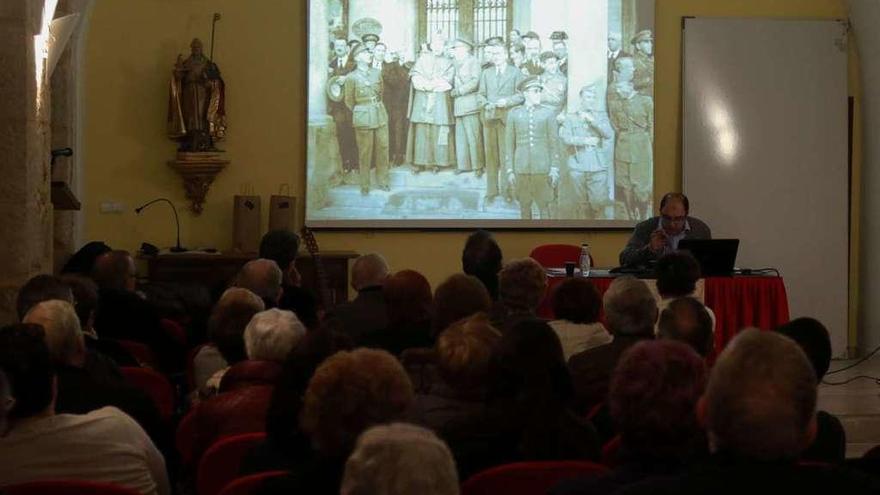 Público asistente y el conferenciante.