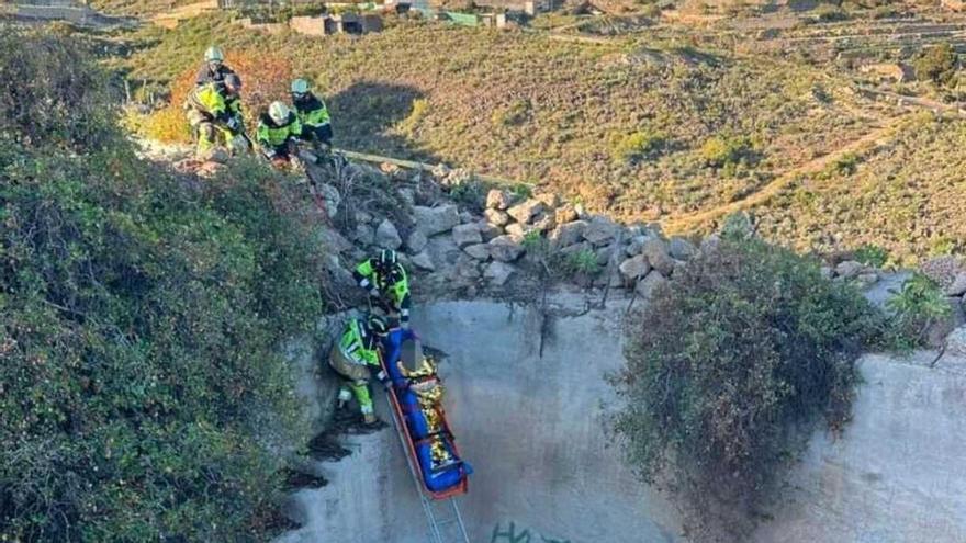 На Тенеріфе рятувальники витягли чоловіка, який впав у семиметровий резервуар