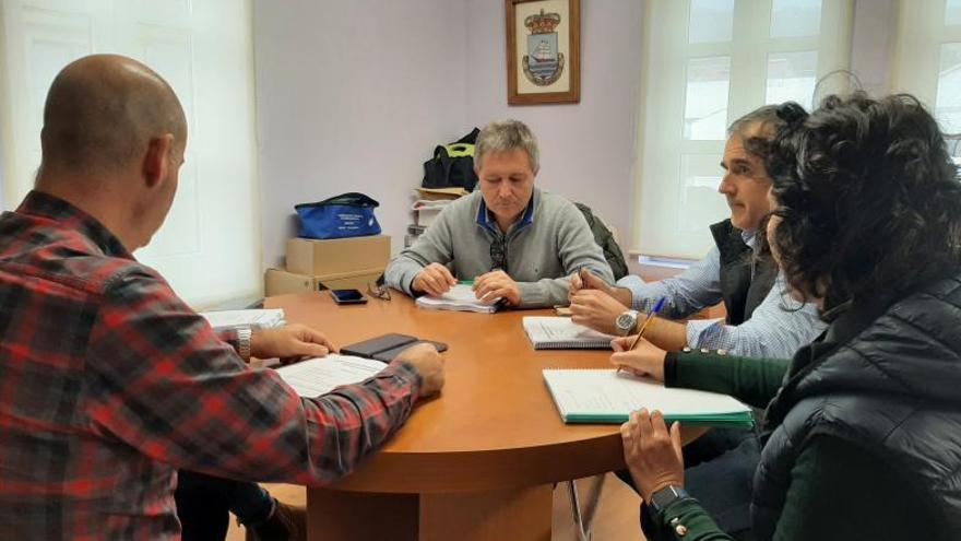 un momento de la reunión entre la Mancomunidade y Urbaser en el Concello de Bueu. |   // FDV