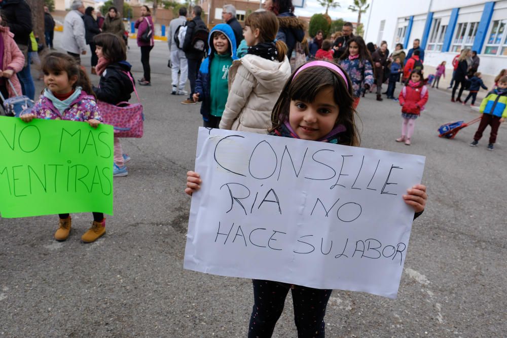 Protesta en el colegio Cervantes de Sax