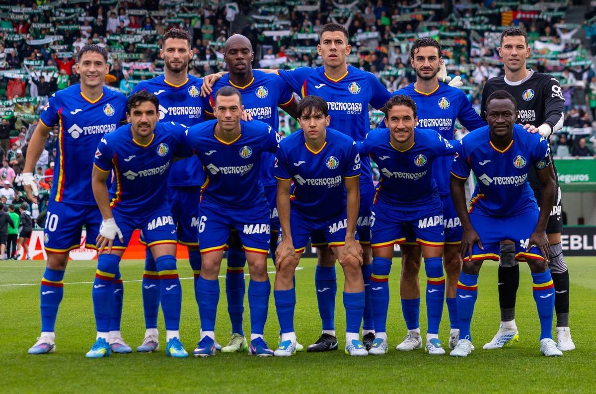 Damián Cáceres, segundo izquierda entre los agachados, en el equipo inicial del Getafe de Primera División.