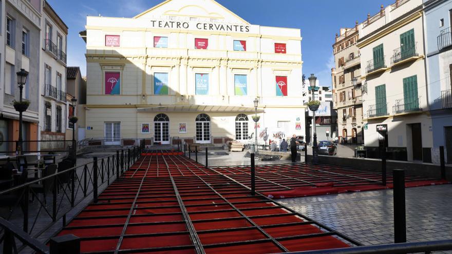 Fachada del Teatro Cervantes anteayer, con el «glamour» paralizado.
