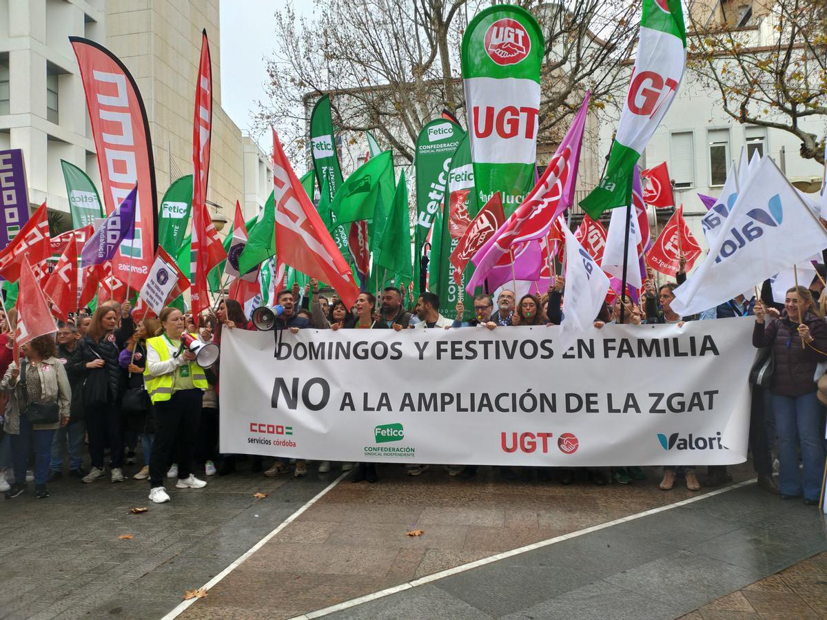 Concentración de los trabajadores del comercio, esta mañana en el Bulevar del Gran Capitán.