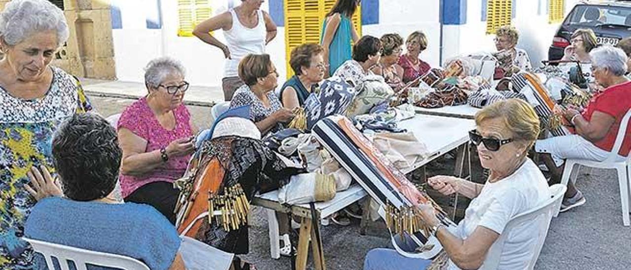 Un grupo de mujeres ´felanitxeres´ cosiendo puntilla.