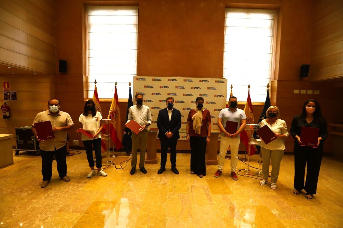 Las seis entidades sociales firmantes junto al consejero de Vivienda, José Luis Soro