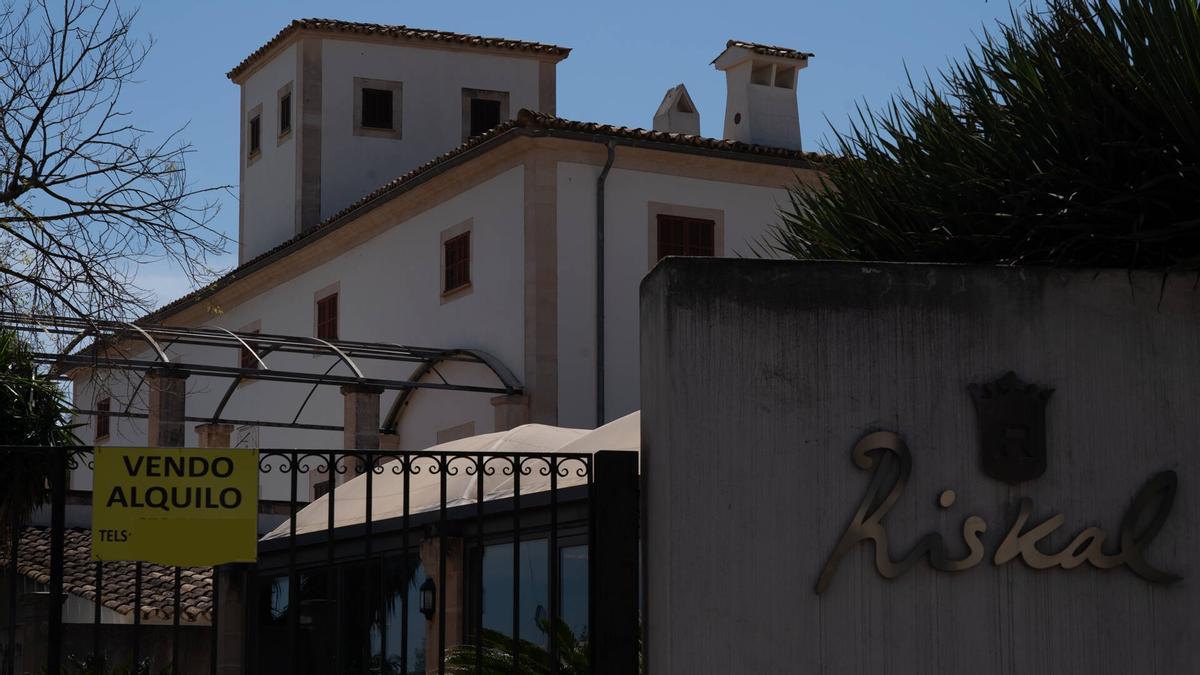 Verja de entrada al recinto Riskal, desde donde se ve el edificio de la antigua 'possessió' de Son Serra Perera