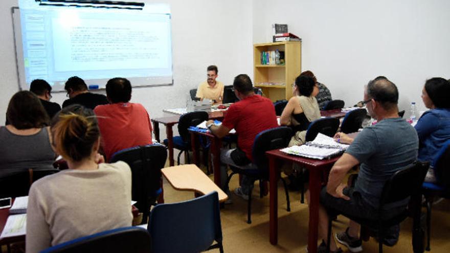 Varios opositores en una academia de estudio específica.